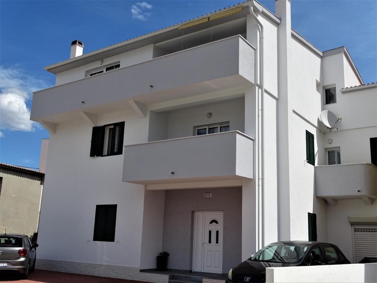Apartments By The Sea Pag - 16100 パグ エクステリア 写真