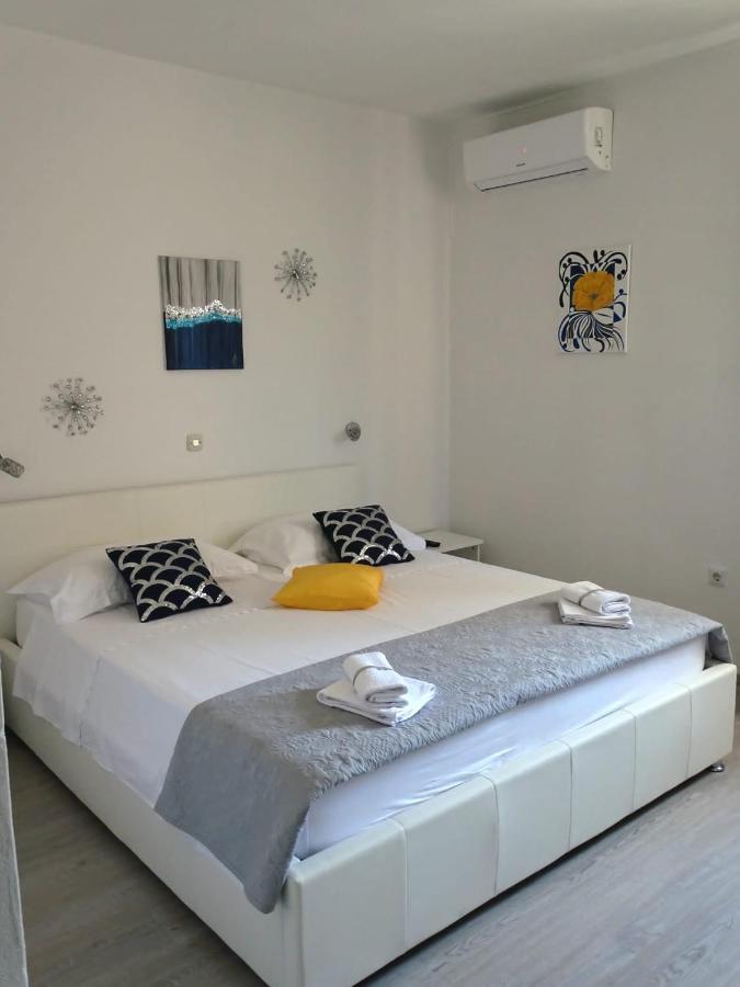 Apartments By The Sea Pag - 16100 パグ エクステリア 写真